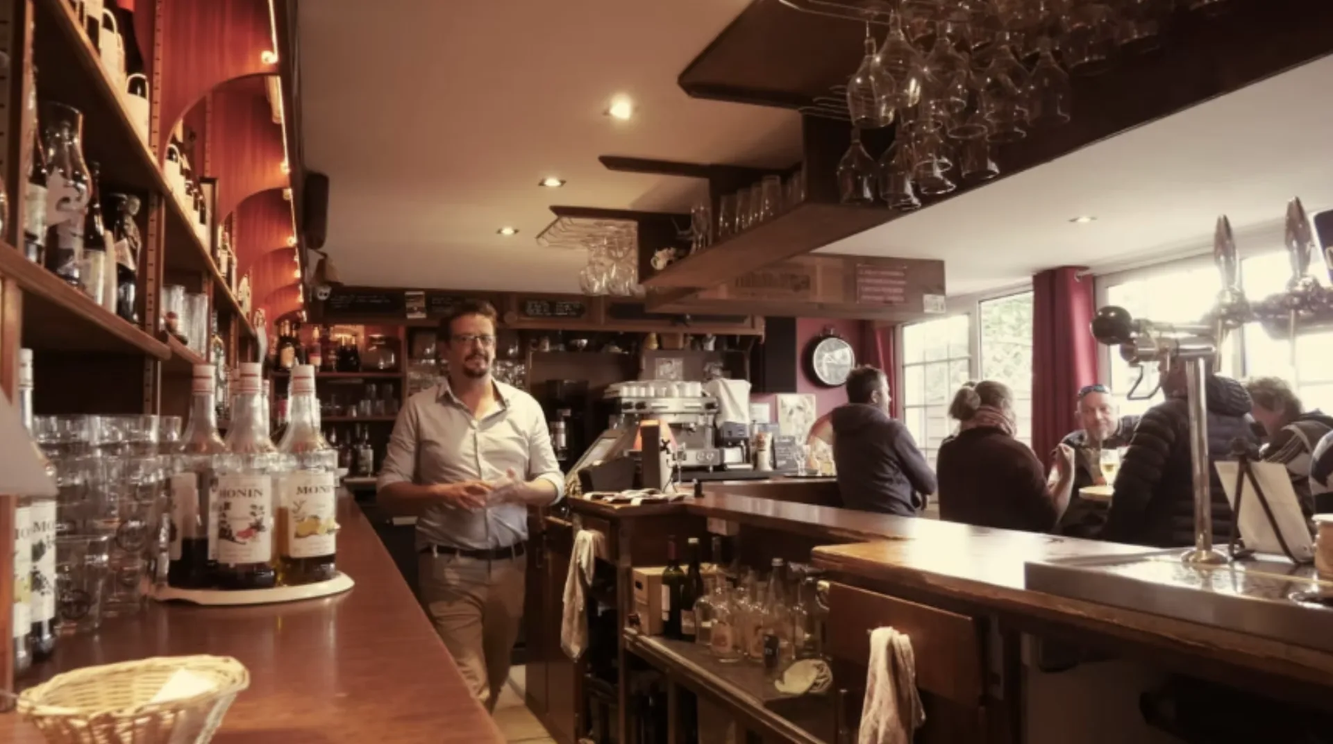 Bar intérieur, ambiance