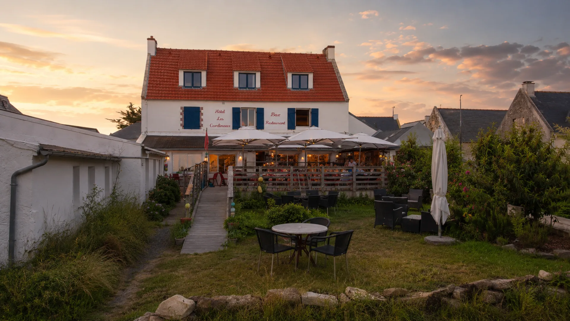 Façade sud et terrasse au coucher du soleil