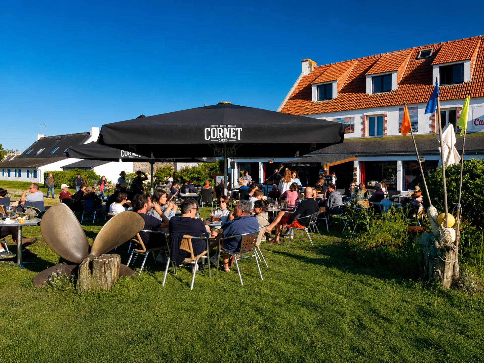 Terrasse animée, ambiance estivale