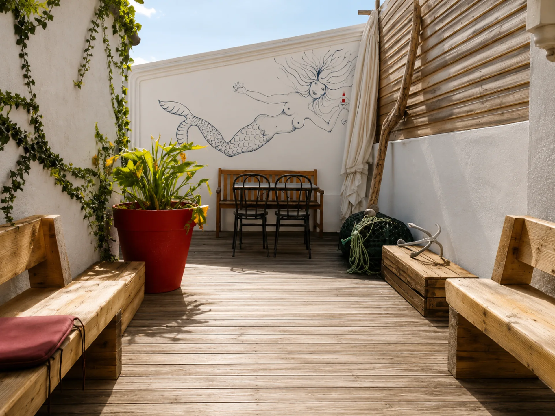 Terrasse extérieure, fresque sirène