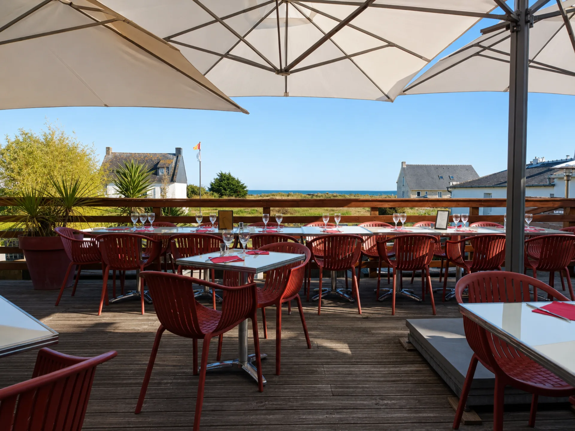 Terrasse restaurant, vue mer et parasols
