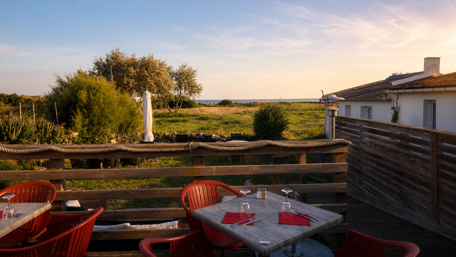 Terrasse sud, tables au coucher du soleil