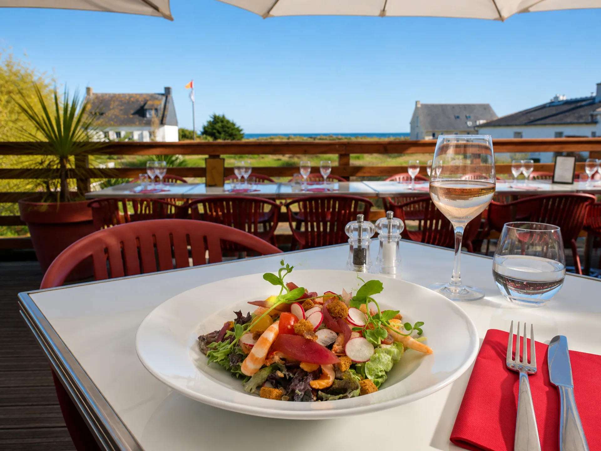 Salade de crevettes, terrasse vue mer
